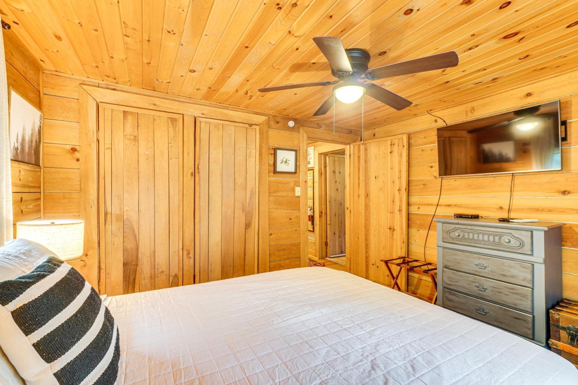 Serene Townsend Cabin Rental With Hot Tub And Grill! Exterior photo